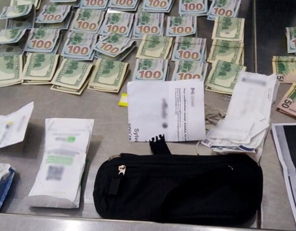 Buen samaritano: Se encuentra una cangurera con 83 mil pesos en el AICM y la regresa a su dueño