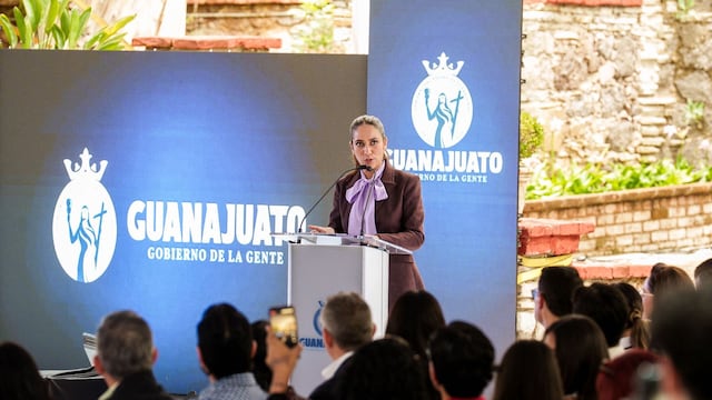 Libia Dennise impulsa la educación para adultos y el talento local en Guanajuato