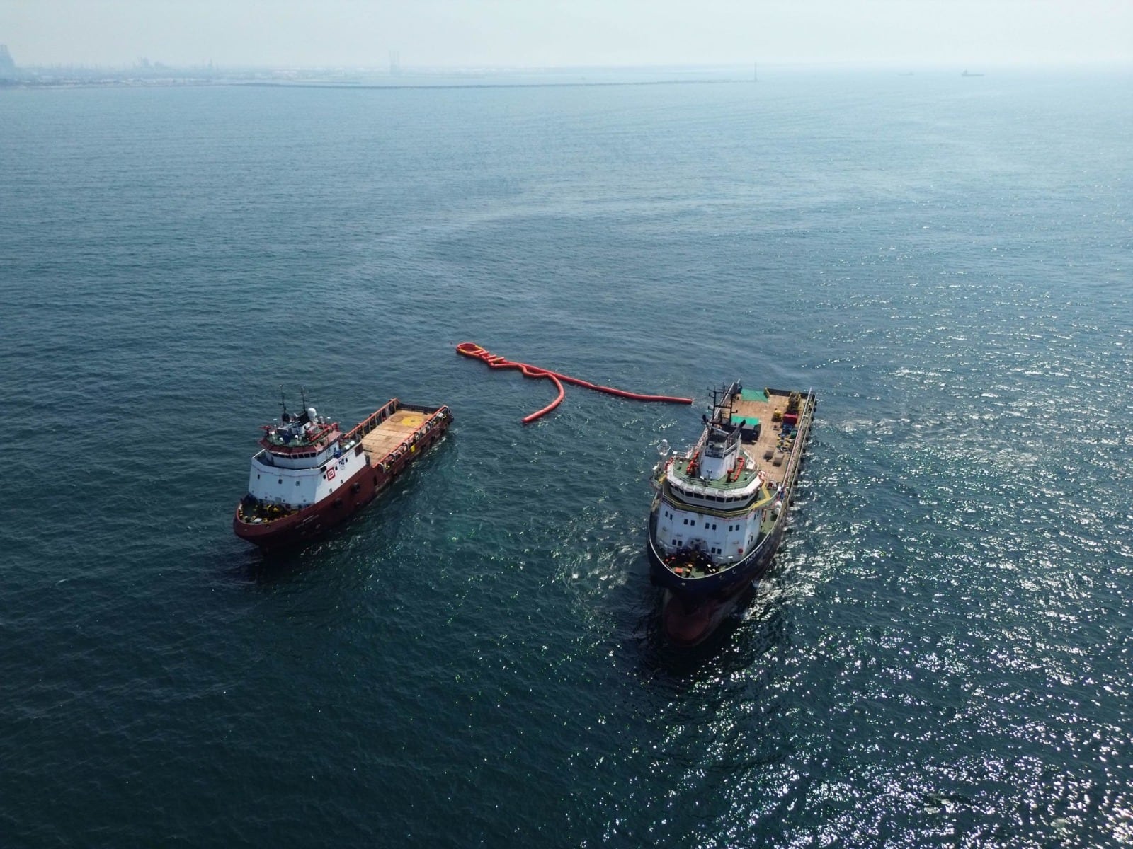 Pemex ofrece combustible por un año a pescadores afectados por derrame de crudo en Paraíso, Tabasco