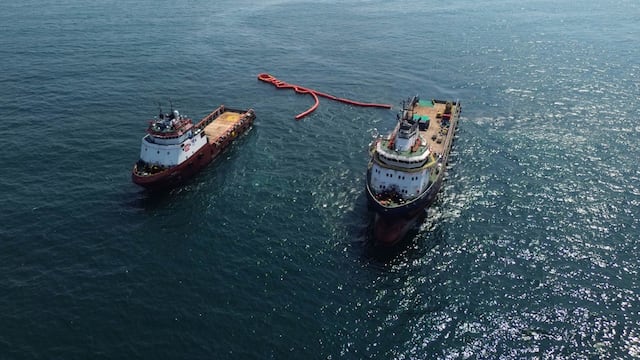 Pemex ofrece combustible por un año a pescadores afectados por derrame de crudo en Paraíso, Tabasco