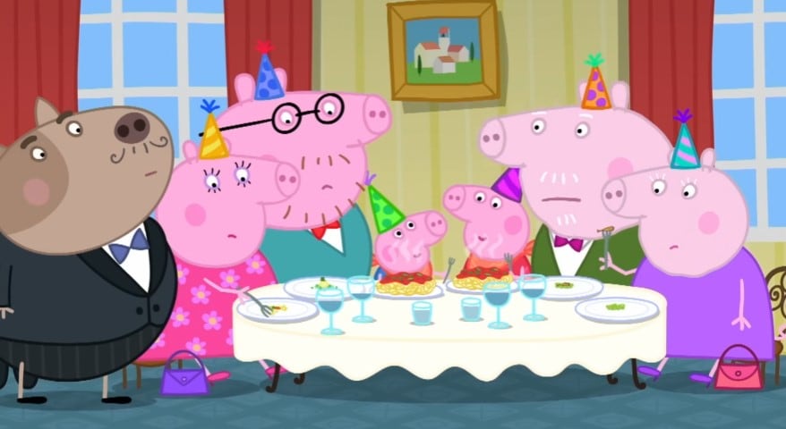 Peppa Pig y George comen espagueti en un restaurante