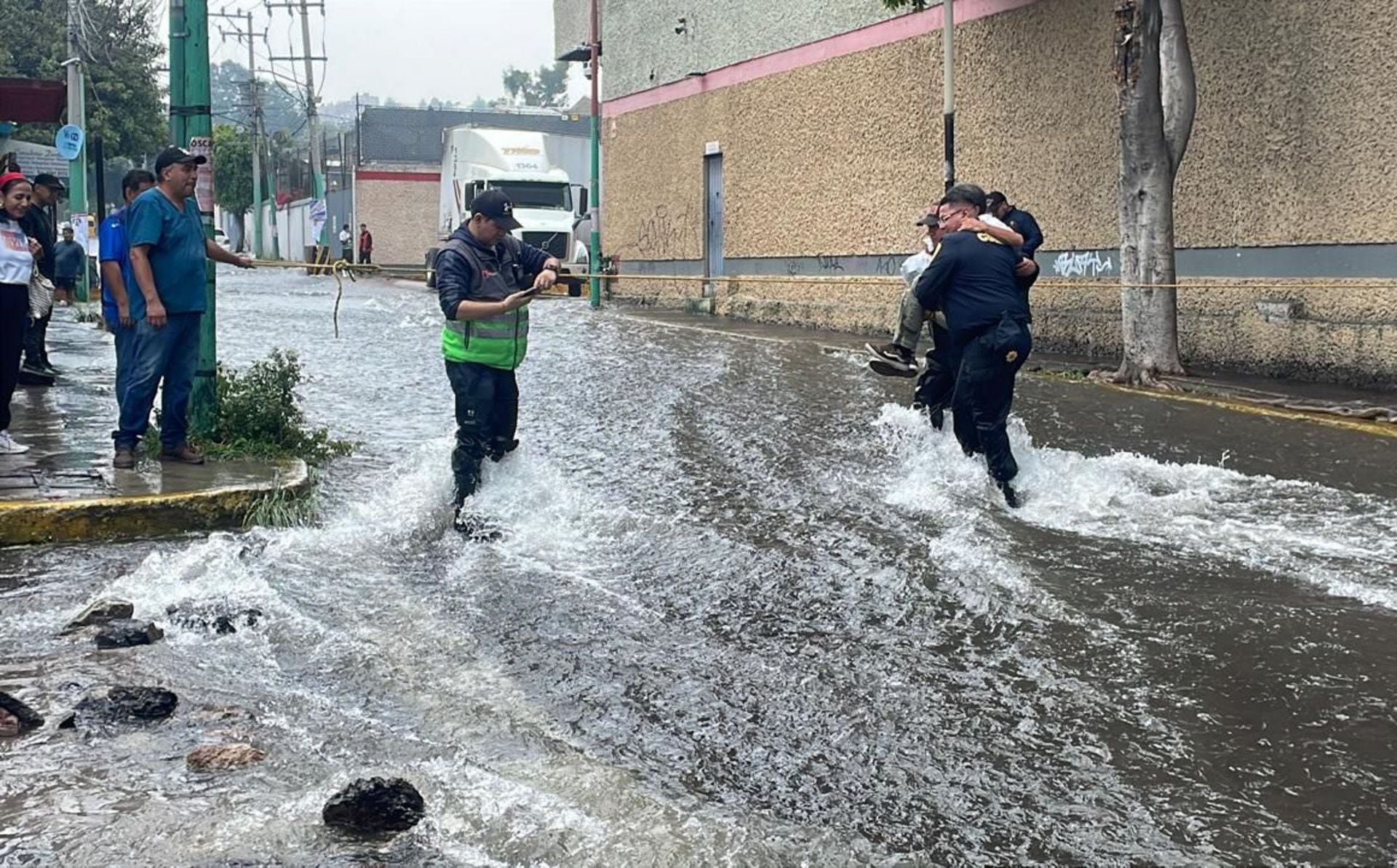 Fuga de agua potable en Iztapalapa