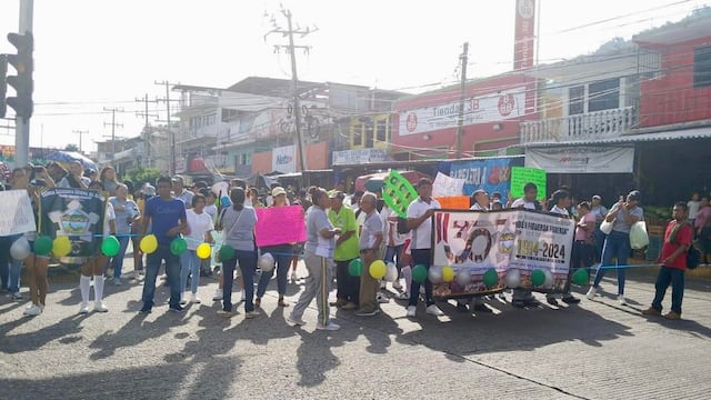 Estudiantes y maestros de la secundaria Rubén Figueroa Figueroa protestan en Acapulco