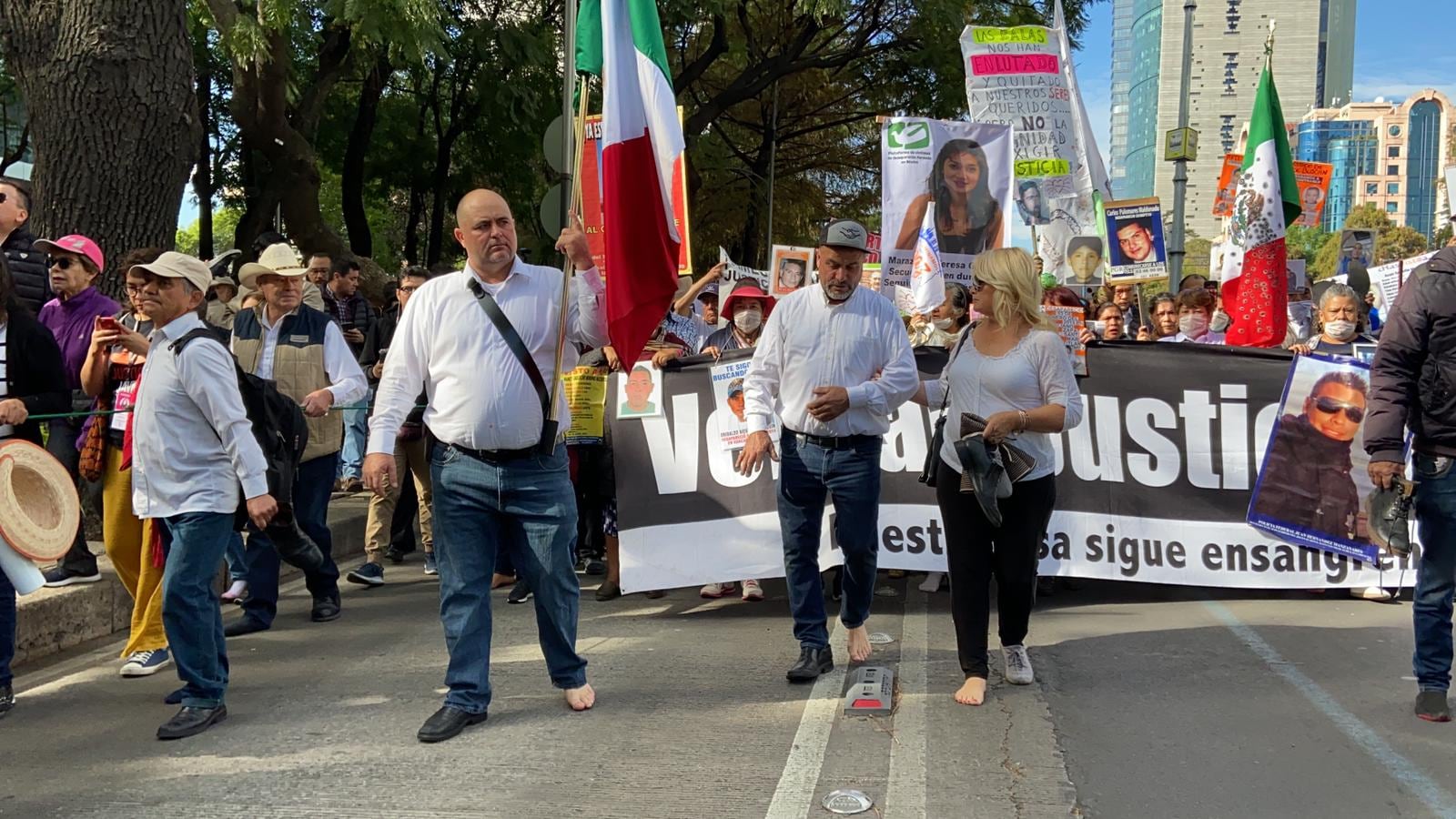 Miembros de la familia LeBarón encabezaron la caminata.