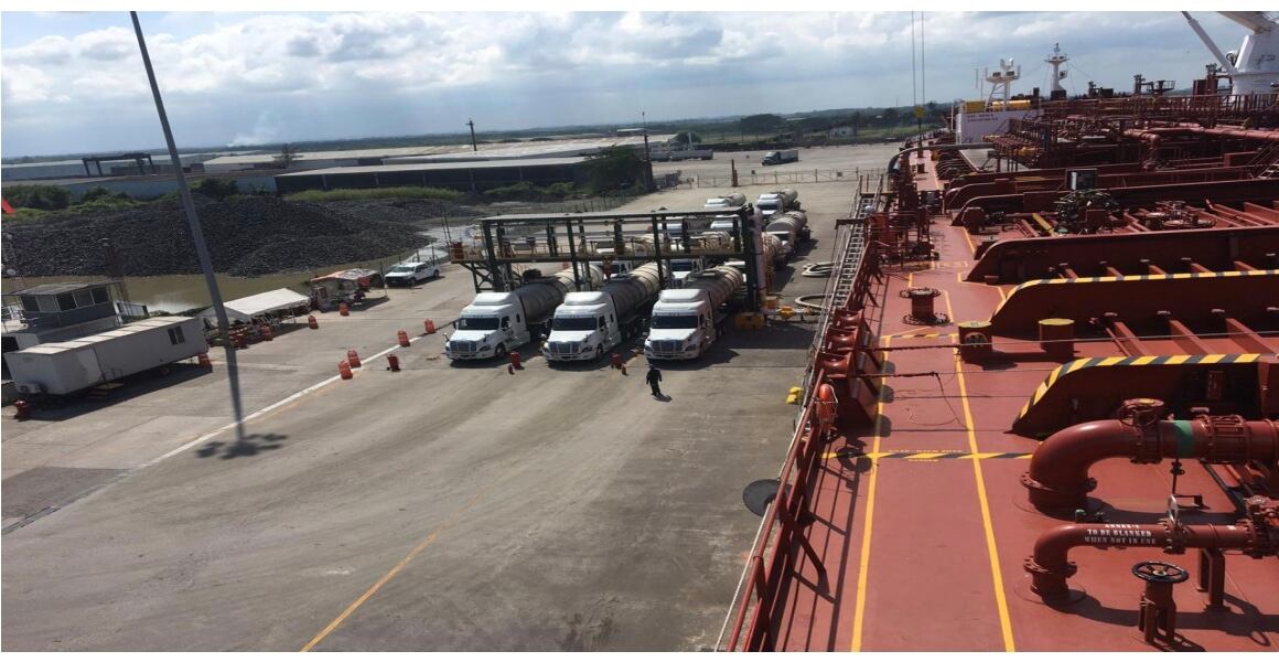 Se facilita a las autoridades el trasvase de combustibles refinados de buque-tanque a auto-tanque en el muelle de la Administración Portuaria Integral (API), en el puerto de Tuxpan, Veracruz.