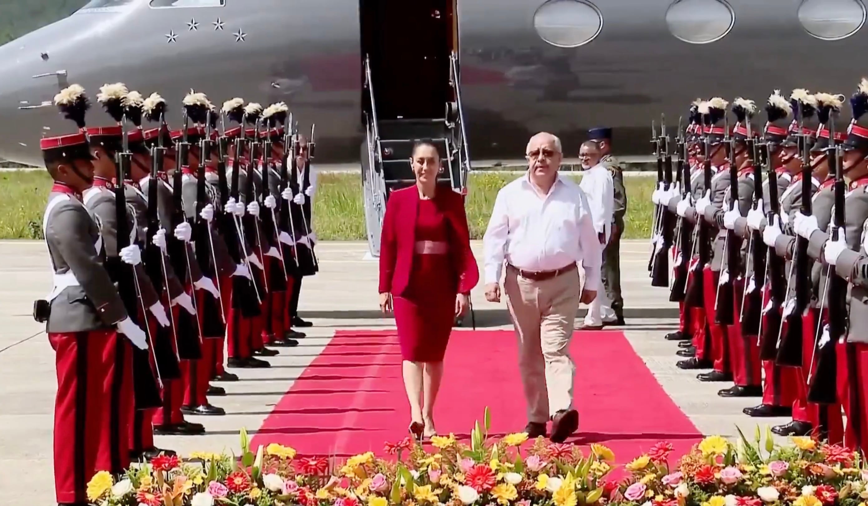 Claudia Sheinbaum es recibida en Guatemala para reunión con Bernardo Arévalo