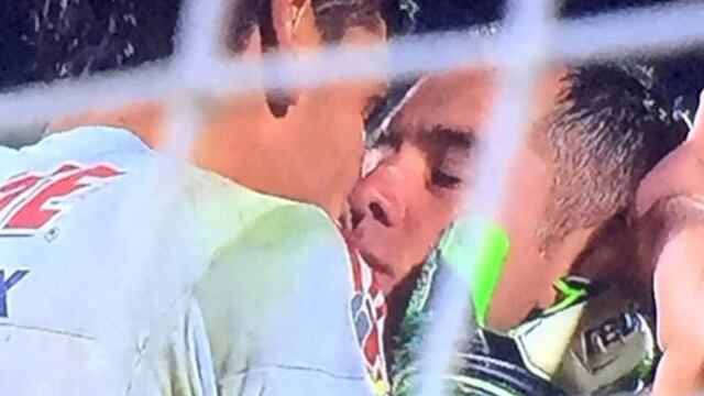 Beso entre Guzmán y Jiménez. Memes.