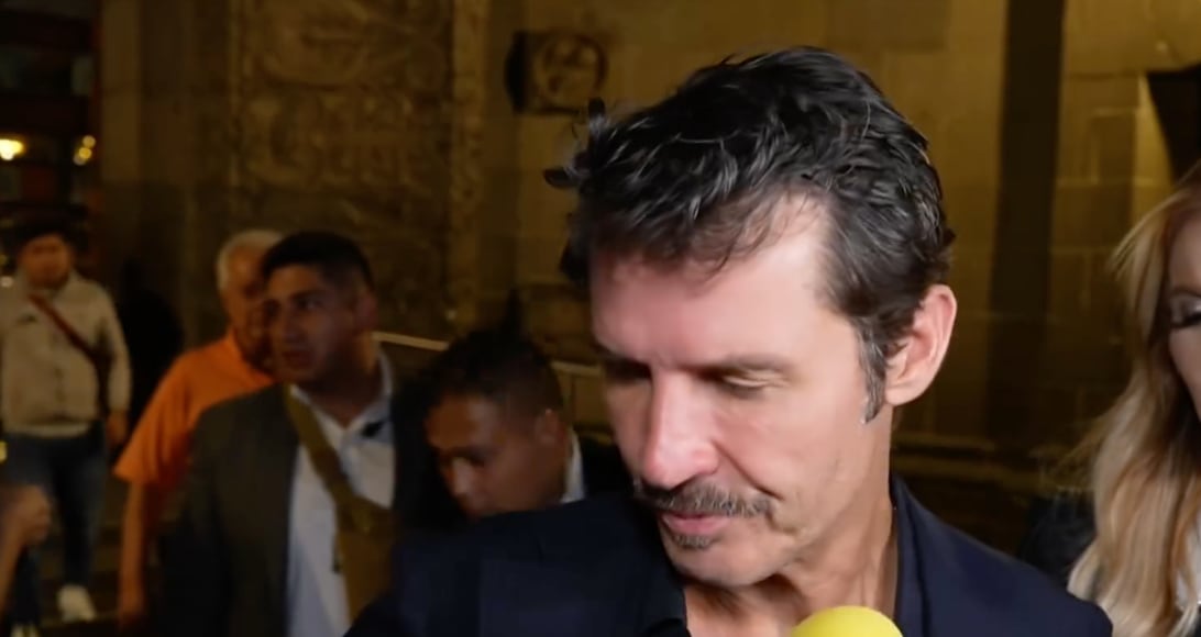 Leonardo García afligido en la misa de su papá.