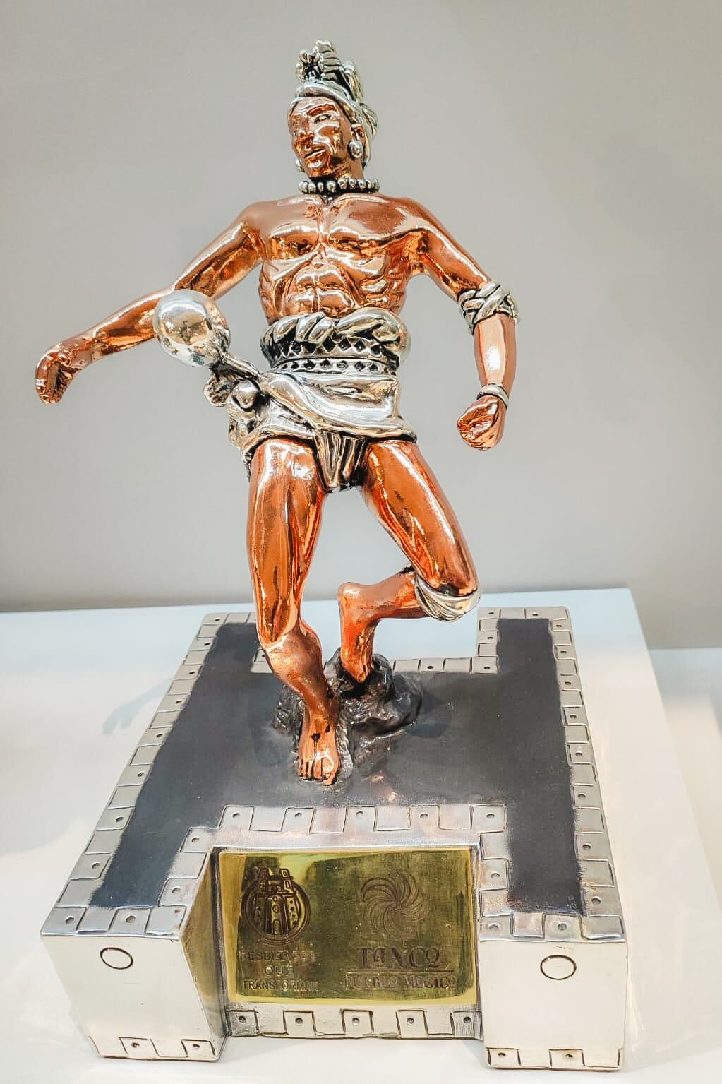 Evelyn Salgado, gobernadora de Guerrero, promueve piezas artesanales de Pueblos Mágicos.