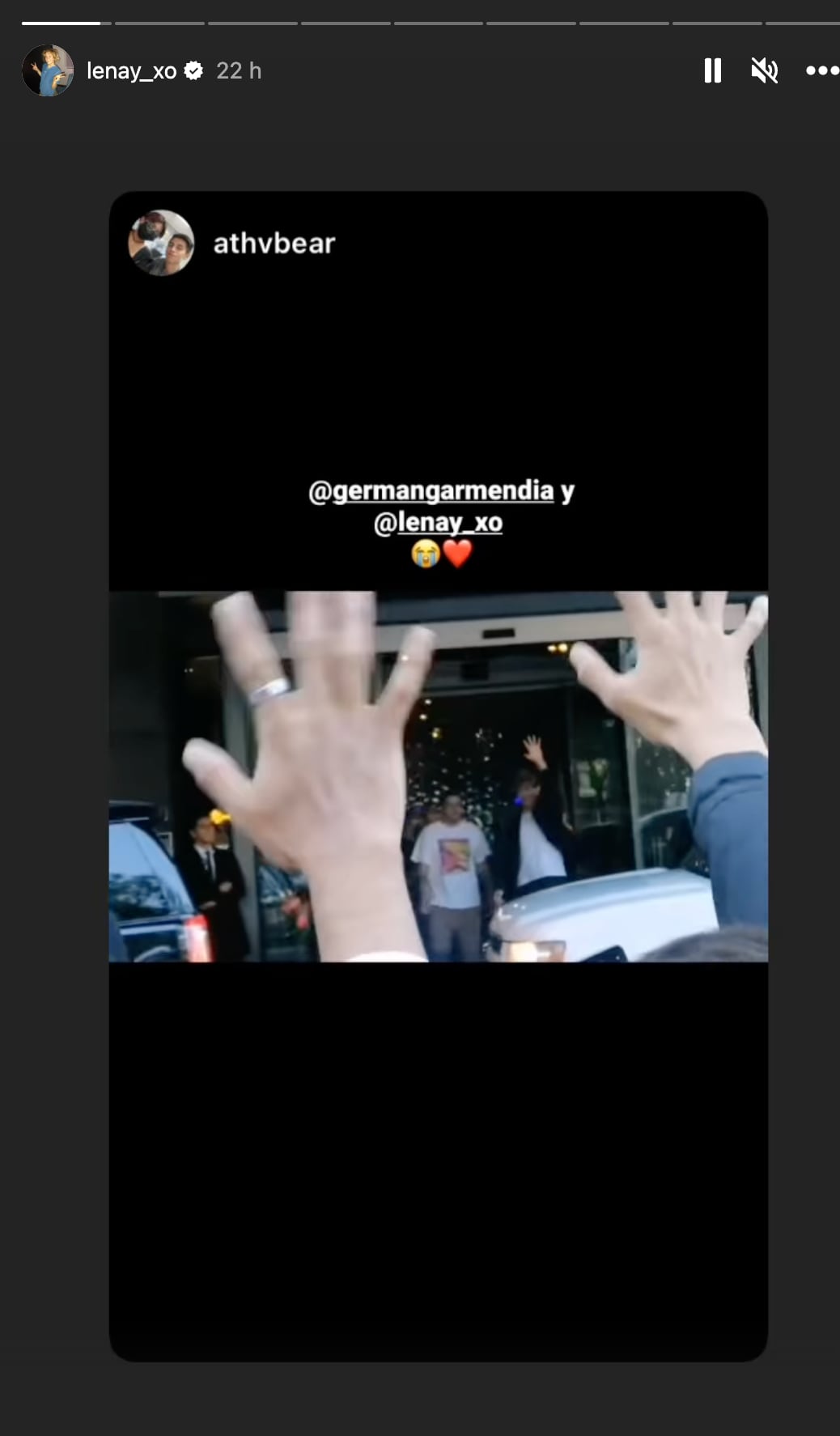 Germán y Lenay saludando a fans