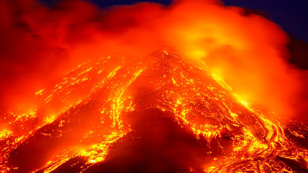 Erupción del Etna cubre de ceniza el sur de Italia