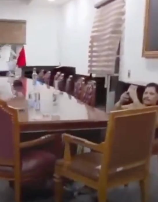 Exhiben a alcalde Rogelio González bebiendo en Palacio Municipal de Villanueva, Zacatecas