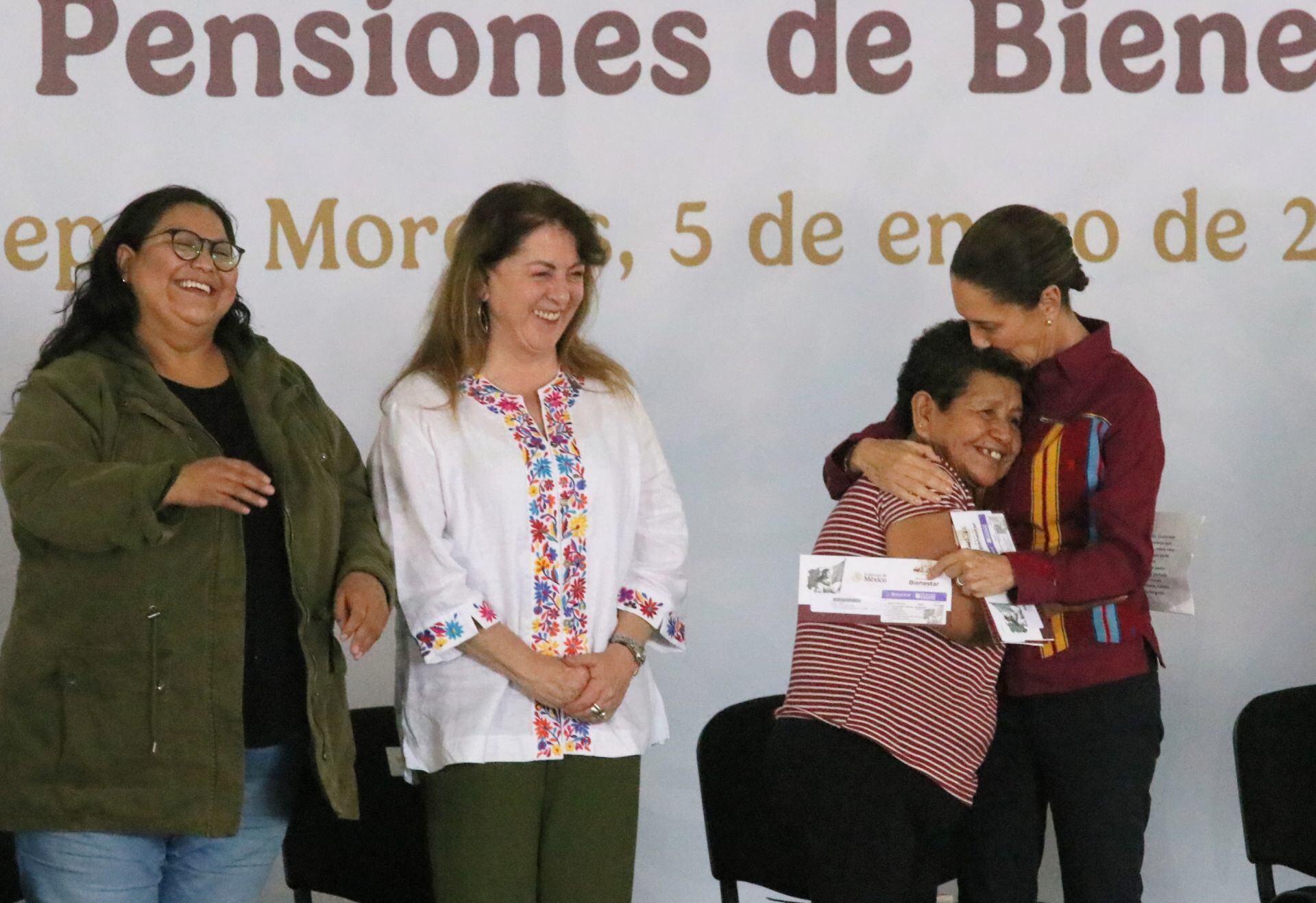 Claudia Sheinbaum entrega tarjetas de Pensiones del Bienestar