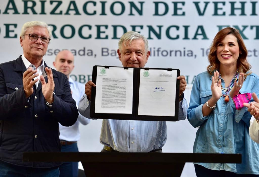 AMLO firma decreto sobre autos chocolate