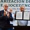 AMLO firma en Ensenada, Baja California, decreto para regular autos chocolate