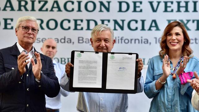 AMLO firma decreto sobre autos chocolate