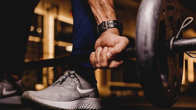 Joven muere tras intentar levantar pesa olimpica