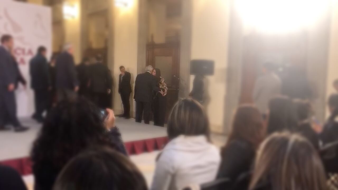Cero y van cuatro: Se cuela fanática a matutina de AMLO