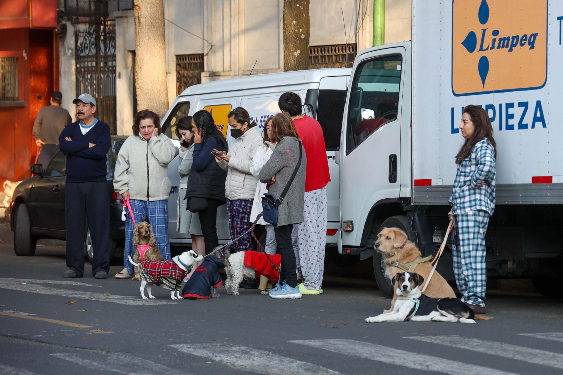Primer temblor del 2026; ciudadanos en CDMX atienden la alerta sísmica.