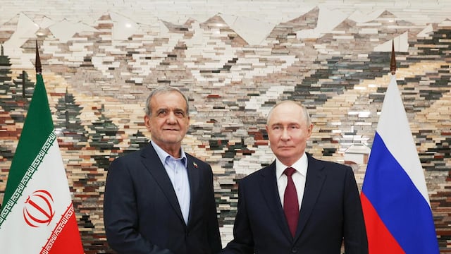 Masud Pezeshkian y Vladímir Putin, presidentes de Irán y Rusia, respectivamente.