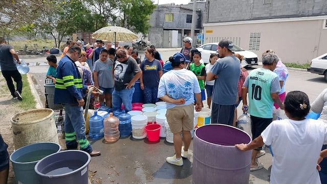 Monterrey implementa suministro de agua en colonias sin servicio regular.