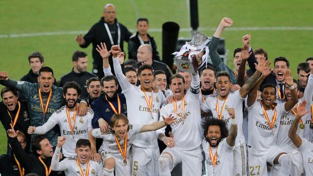 El cuadro merengue celebra el título de la Supercopa de España