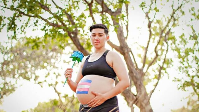 Roma Gabriel, hombre trans de Sinaloa, durante su embarazo.
