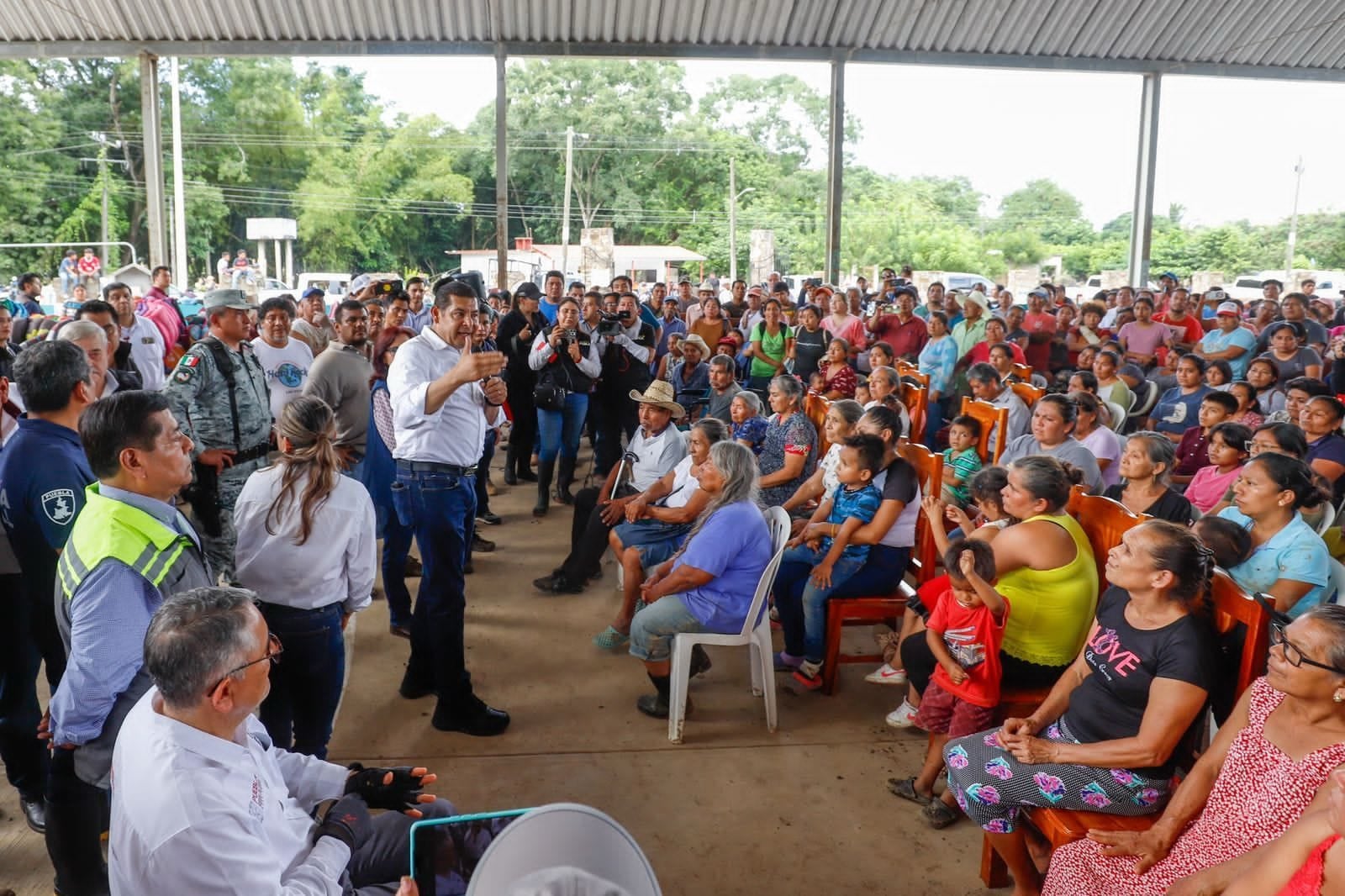 Alejandro Armenta recorre comunidades afectadas por las lluvias atípicas para establecer plan de acción.