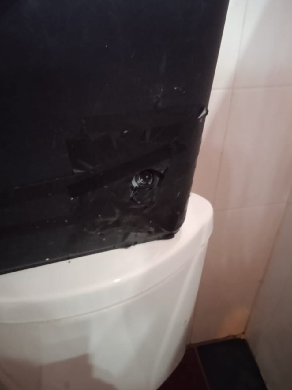 Cámara escondida en baño de escuela