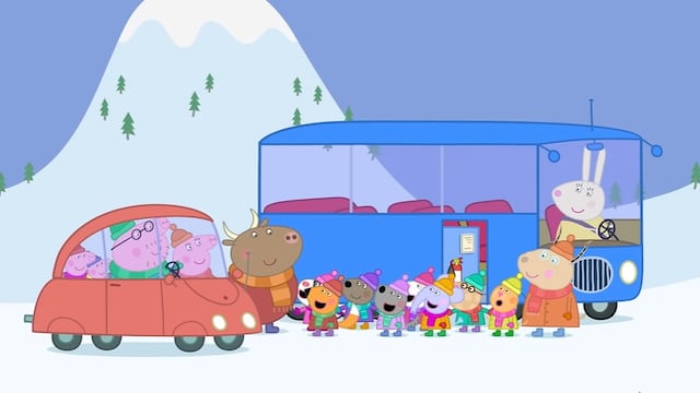 La familia de Peppa Pig en la montaña nevada