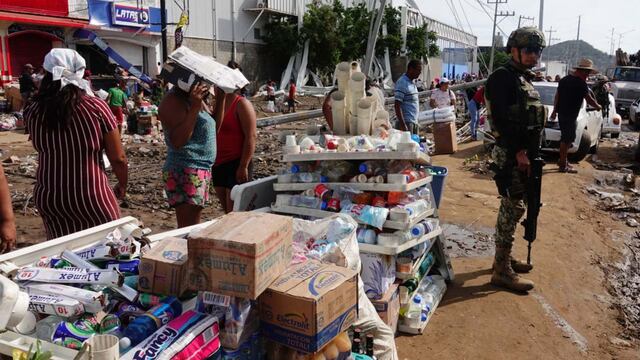 Ciudadanos continúan con saqueos en establecimientos que fueron dañados por el huracán Otis