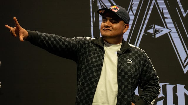 Aczino en conferencia de prensa el 8 de febrero de 2023 en la CDMX