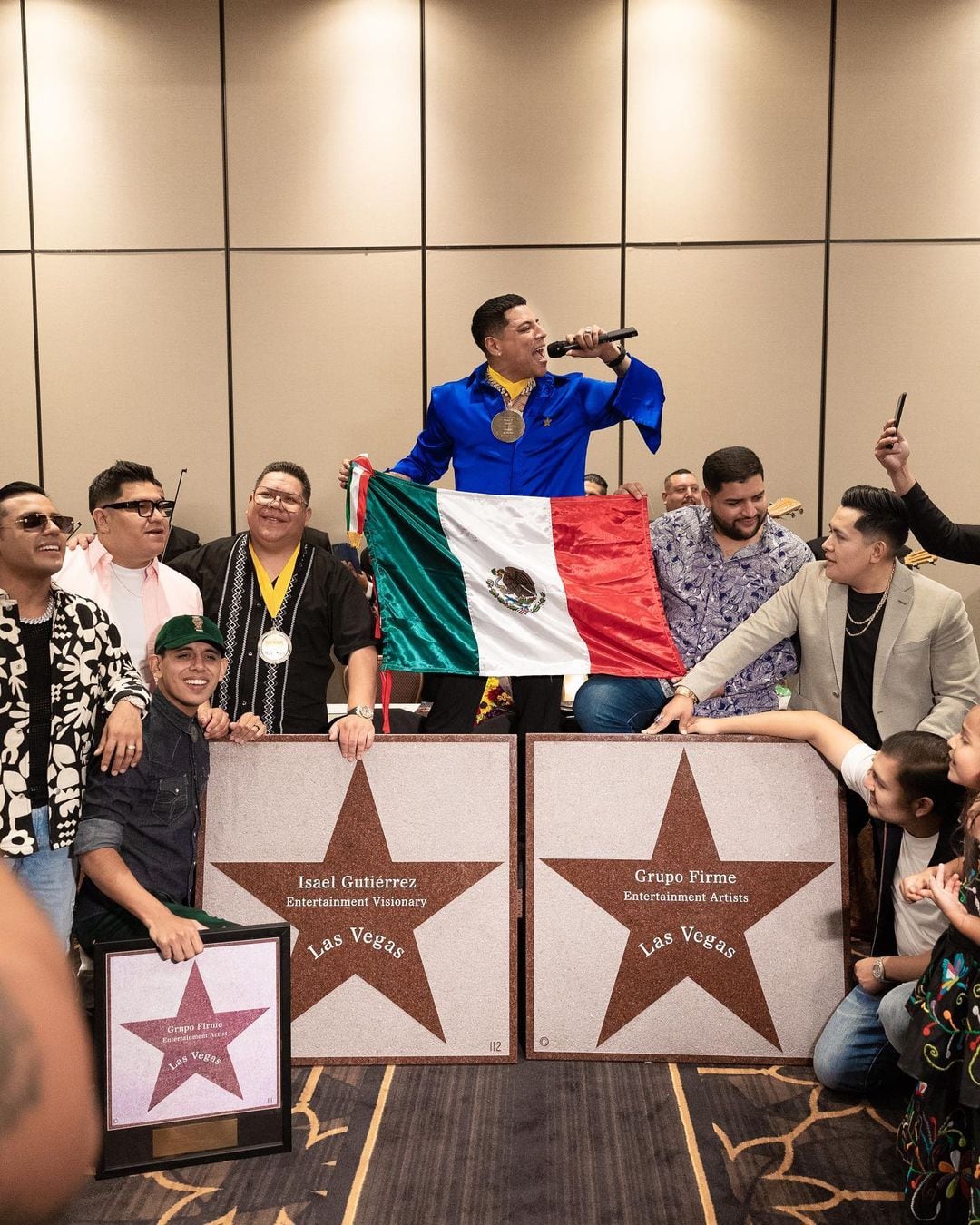Grupo Firme recibe su estrella en el paseo de Las Vegas