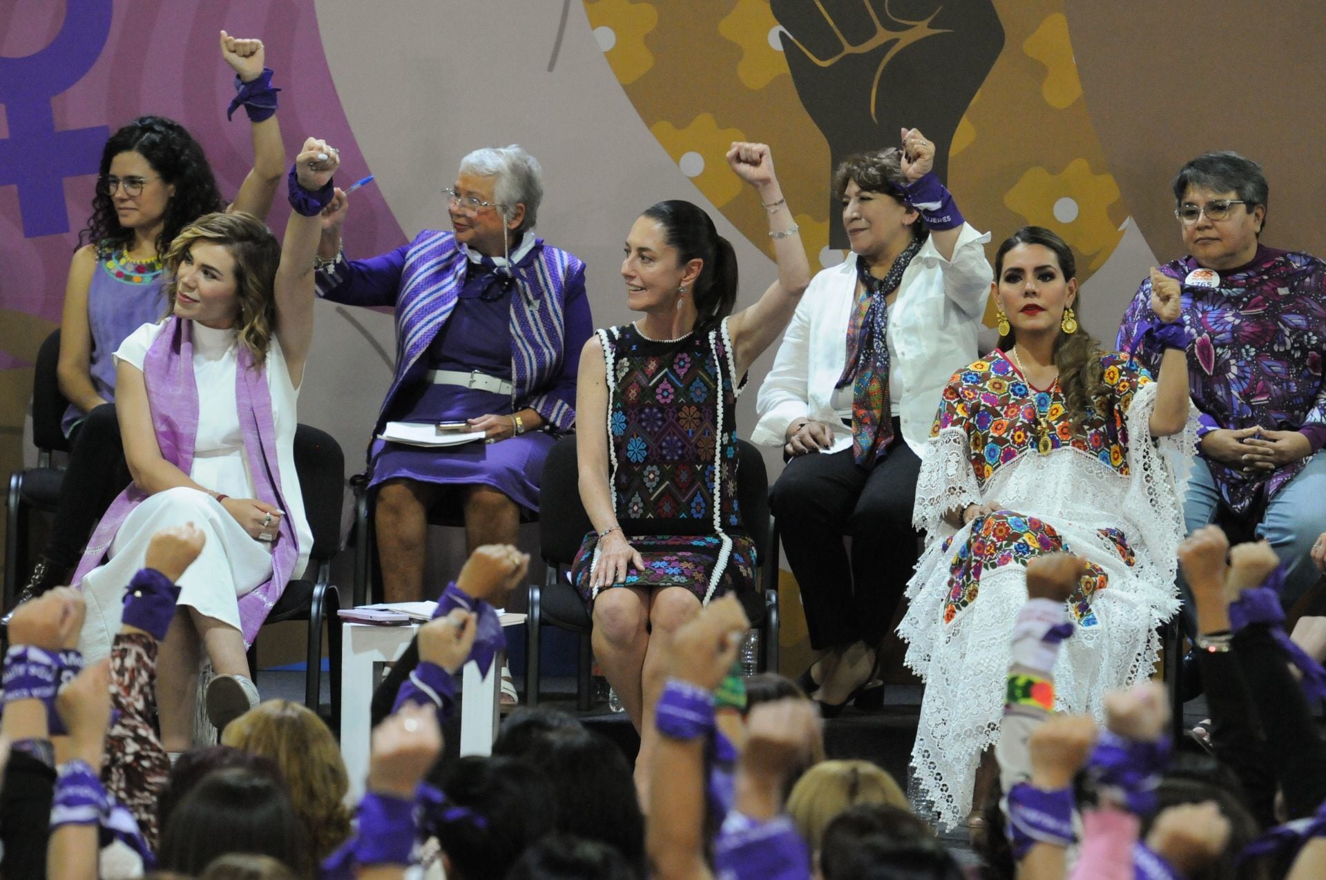 Claudia Sheinbaum, jefa de gobierno de la capital, acompañada por las gobernadoras de extracción morenista, legisladoras e integrantes del gabinete federal, encabezó el evento del Día Internacional de las Mujeres.