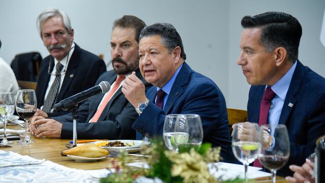 Julio Menchaca es reconocido por empresarios de Hidalgo