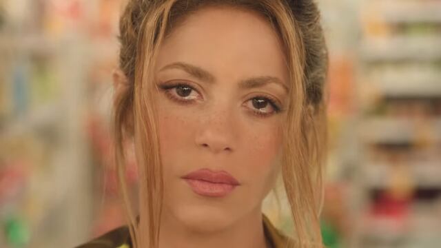 Shakira en el video de su canción "Monotonía" con Ozuna