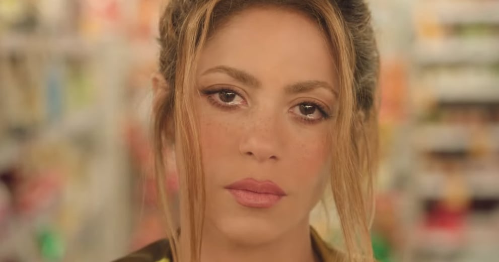 Shakira en el video de su canción "Monotonía" con Ozuna