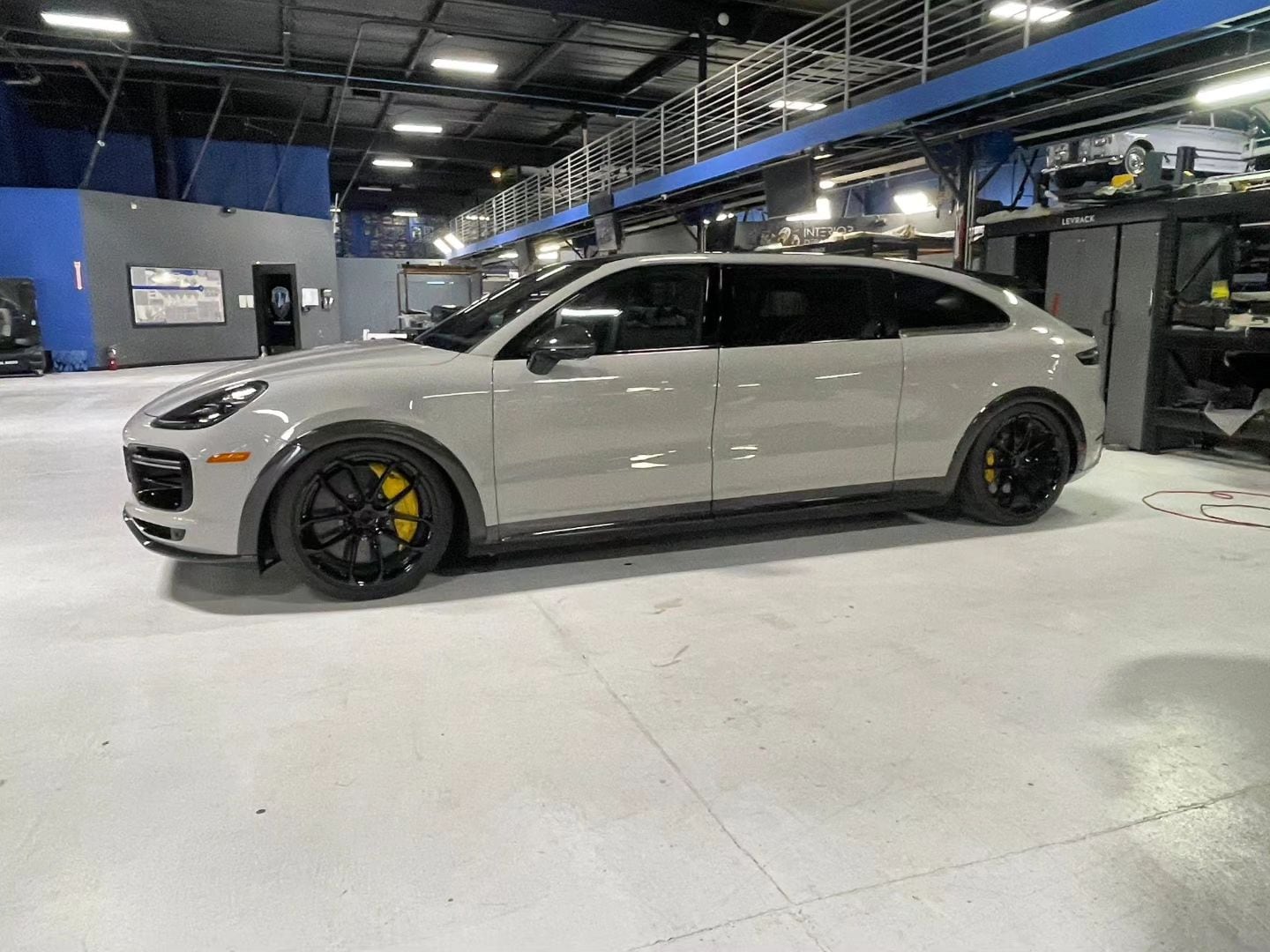 La esposa de Mark Zuckerberg quería una minivan, así que él le diseñó un Porsche Cayenne Turbo GT Minivan (FOTOS)