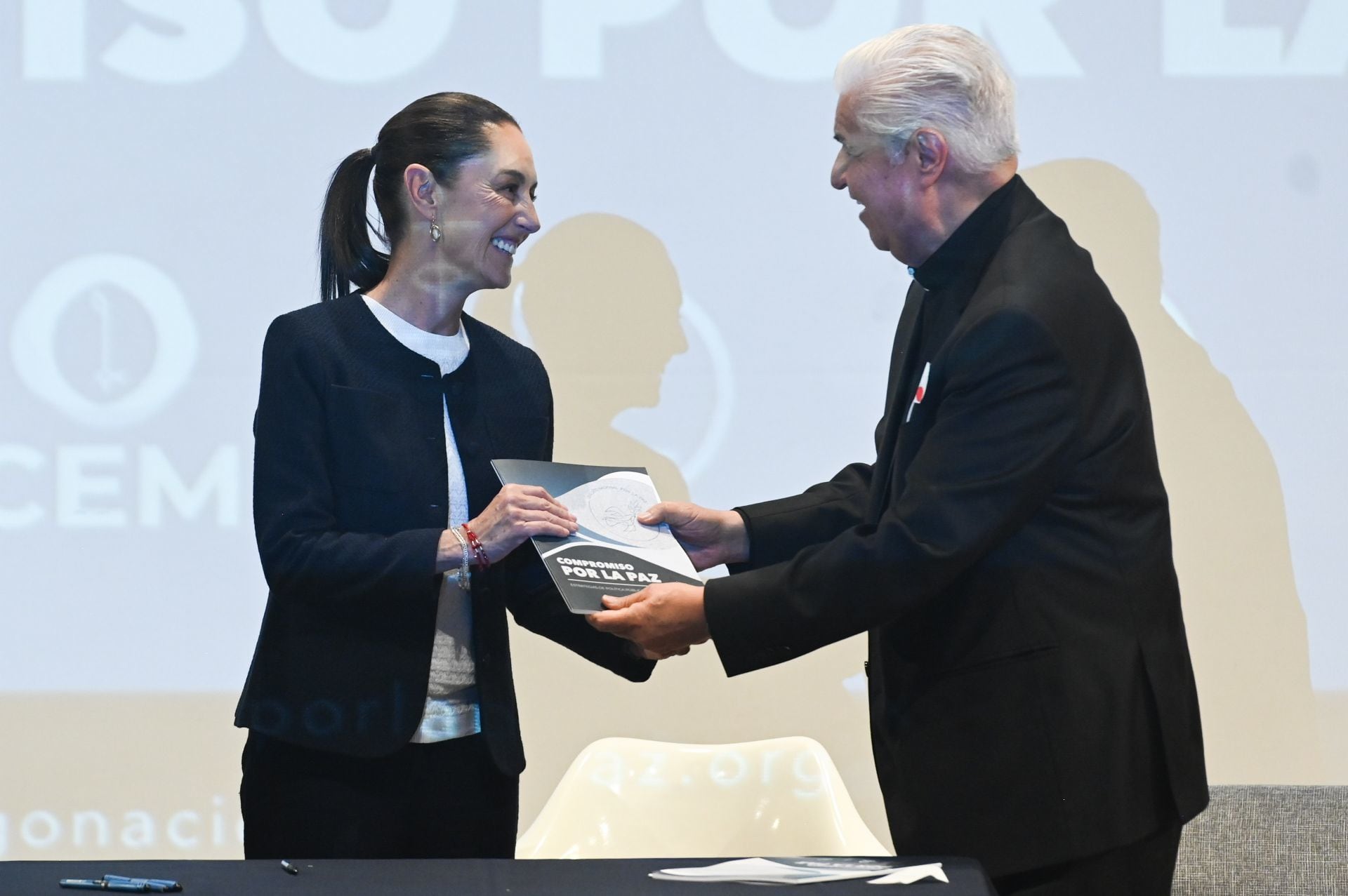 Claudia Sheinbaum firma compromiso por la paz