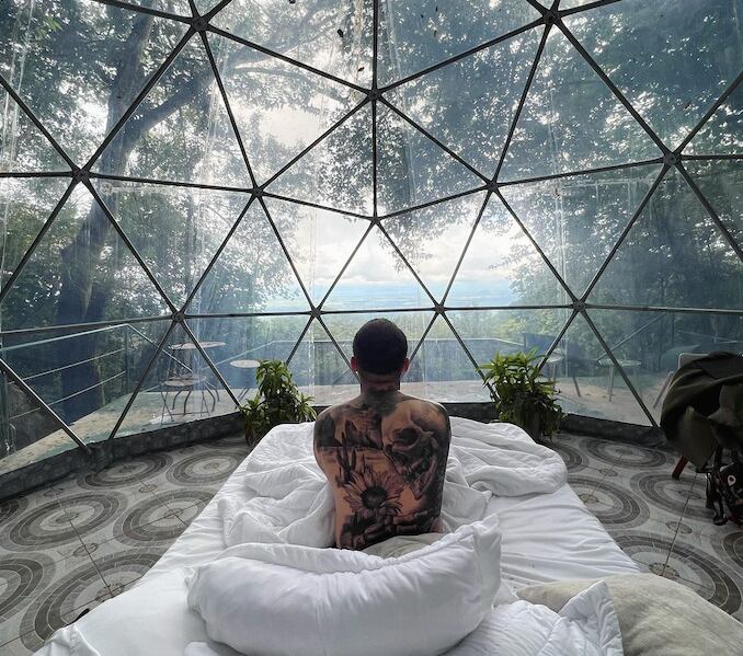 Christian Nodal presume sus vacaciones en Costa Rica
