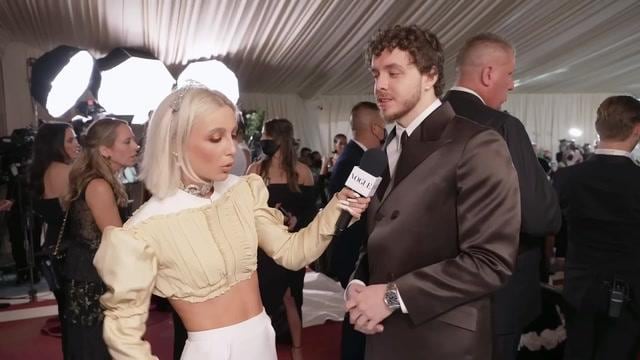 VIDEO: La youtuber Emma Chamberlain quedó estupefacta en la MET Gala 2022