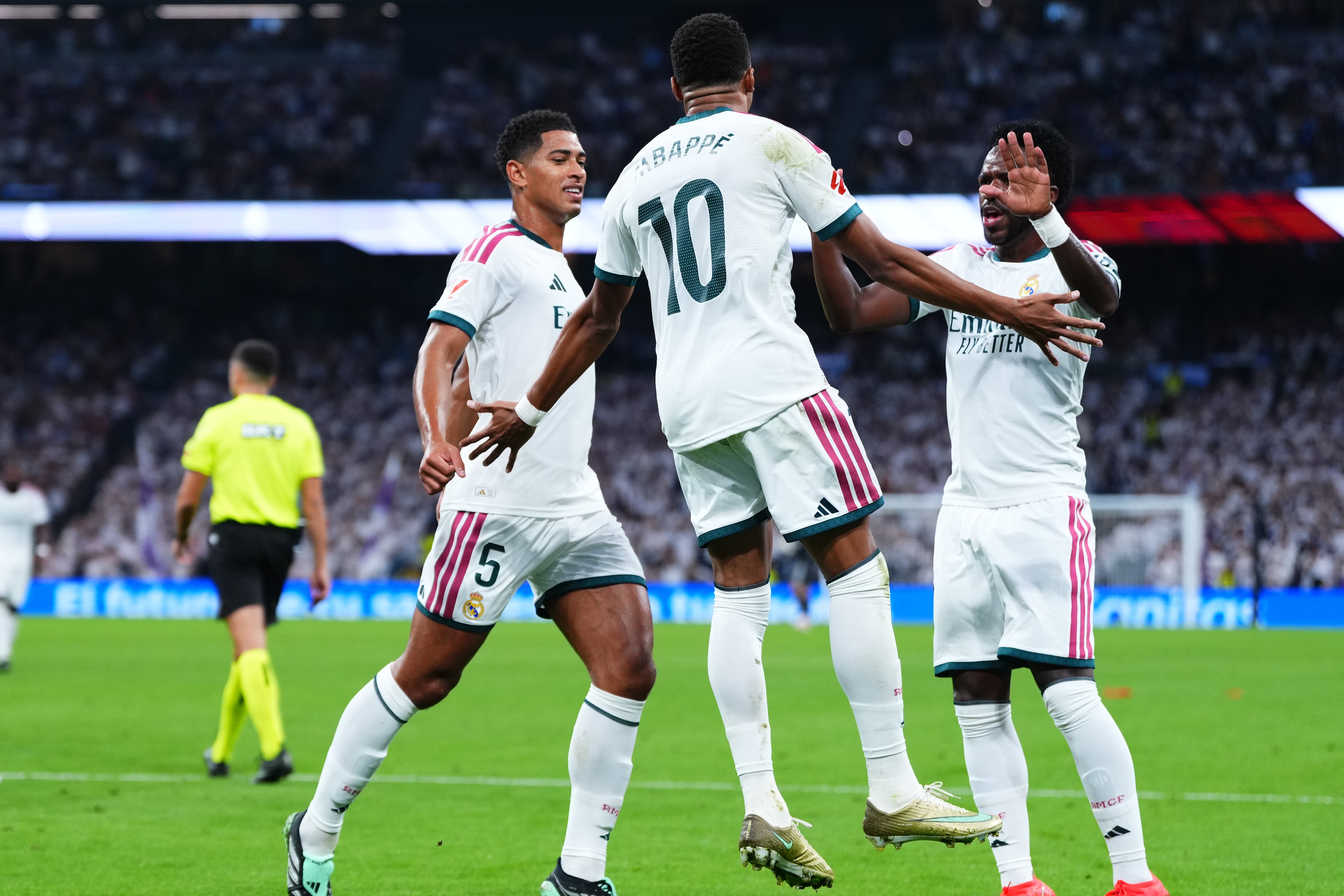 Jugadores del Real Madrid celebran el primer gol del partido
