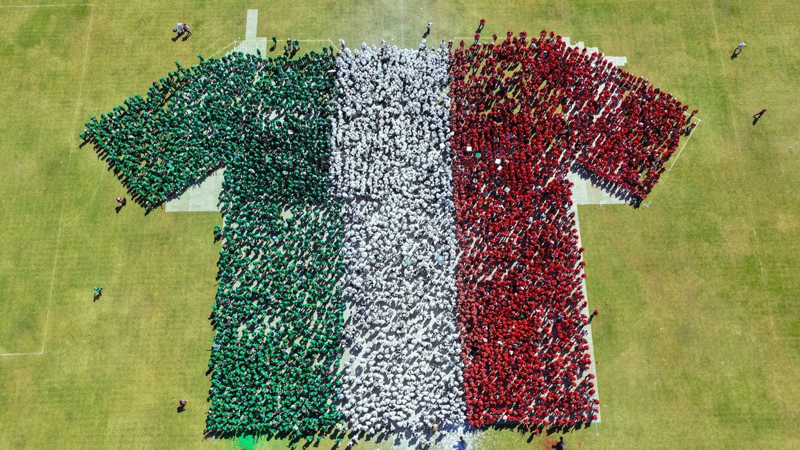 México obtiene Récord Guinness por playera gigante del Mundial 2026