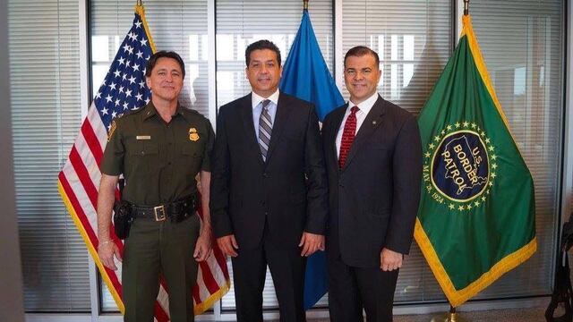 Francisco Cabeza de Vaca (centro) con Nelson Balido presidente del Border Commerce & Security Council (der.) y José Villarreal, jefe de la división de la Border Patrol en Río Grande Valley Sector.