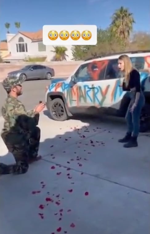 Carro rayado con propuesta de matrimonio