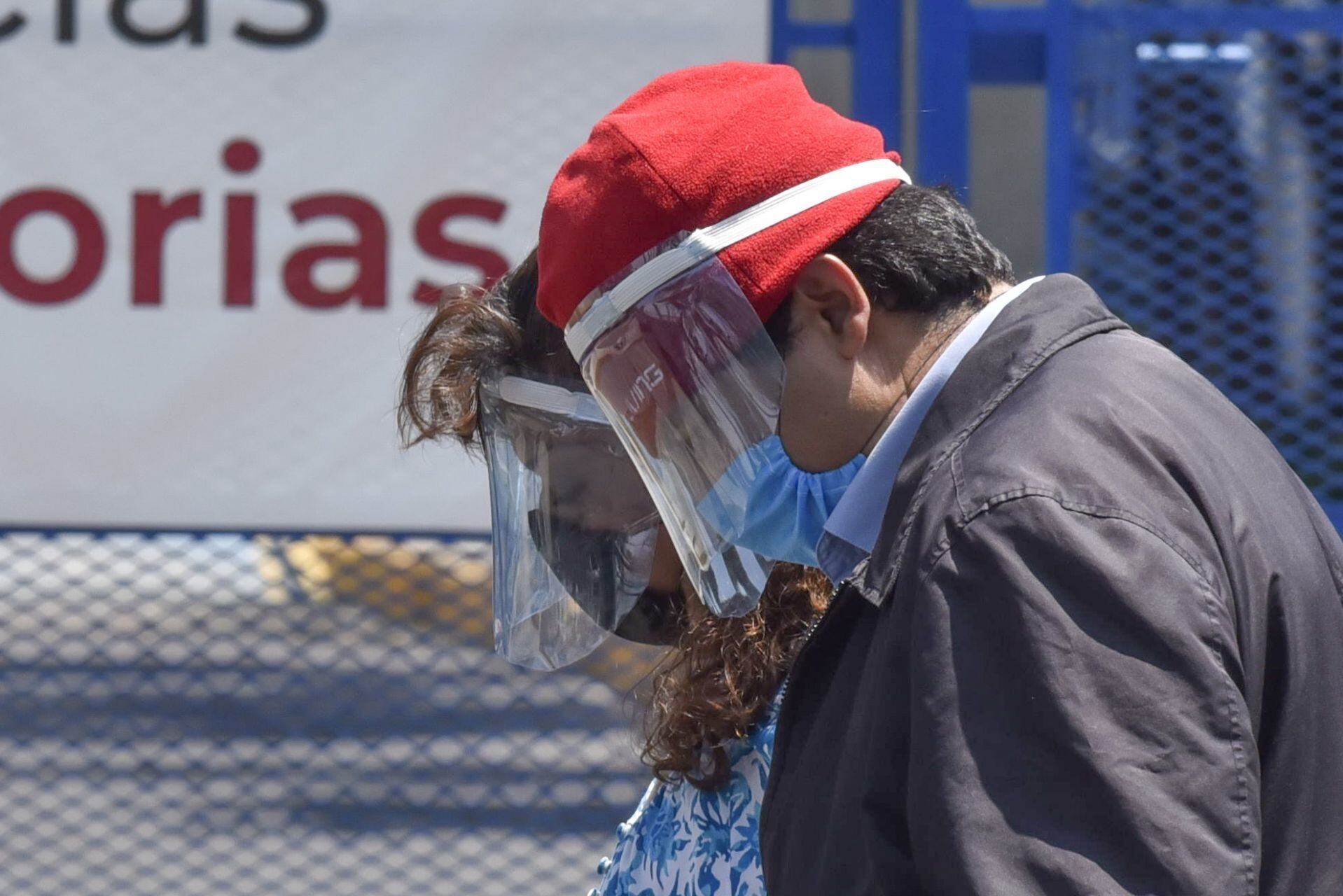 Pareja con careta y cubrebocas en México