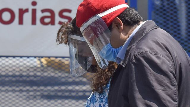 Pareja con careta y cubrebocas en México