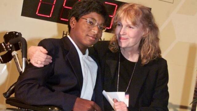 Mia Farrow y su hijo Thaddeus Farrow