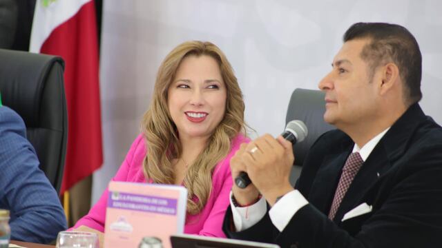 Alejandro Armenta y Cecilia Arellano durante la inauguración del CEPOSAMI, centro de salud mental integral en Puebla.