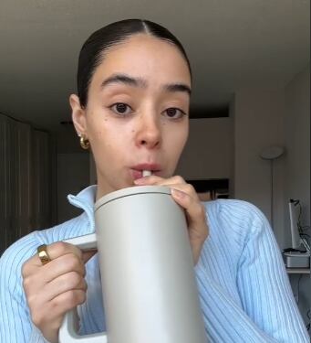 Preocupa a TikTok diciendo que los popotes provocan arrugas